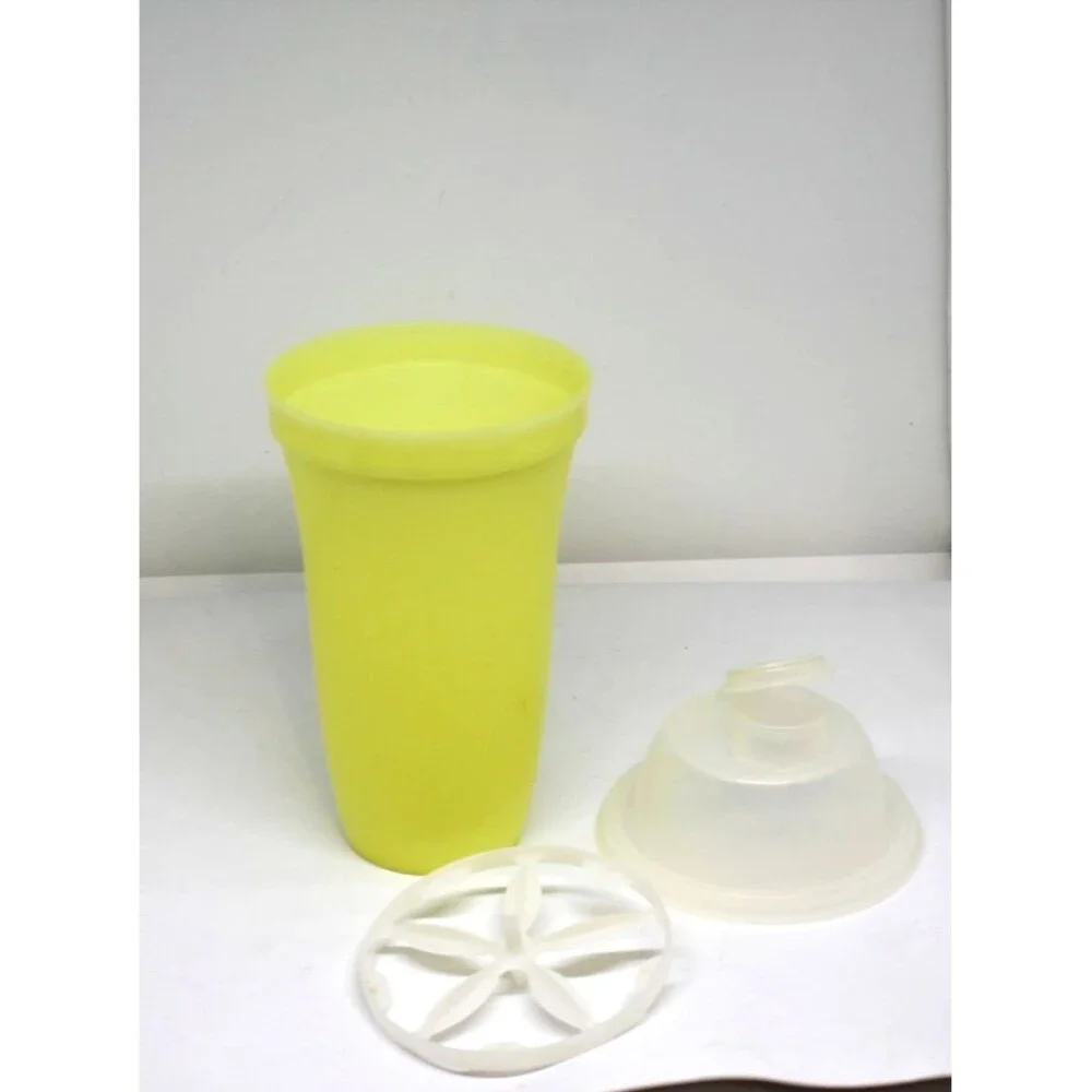 Vintage Tupperware Shaker Gravy mixer Quickshake blender #844 Yellow 16 oz